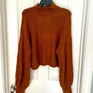 Thick bottle sleeved sweater.
